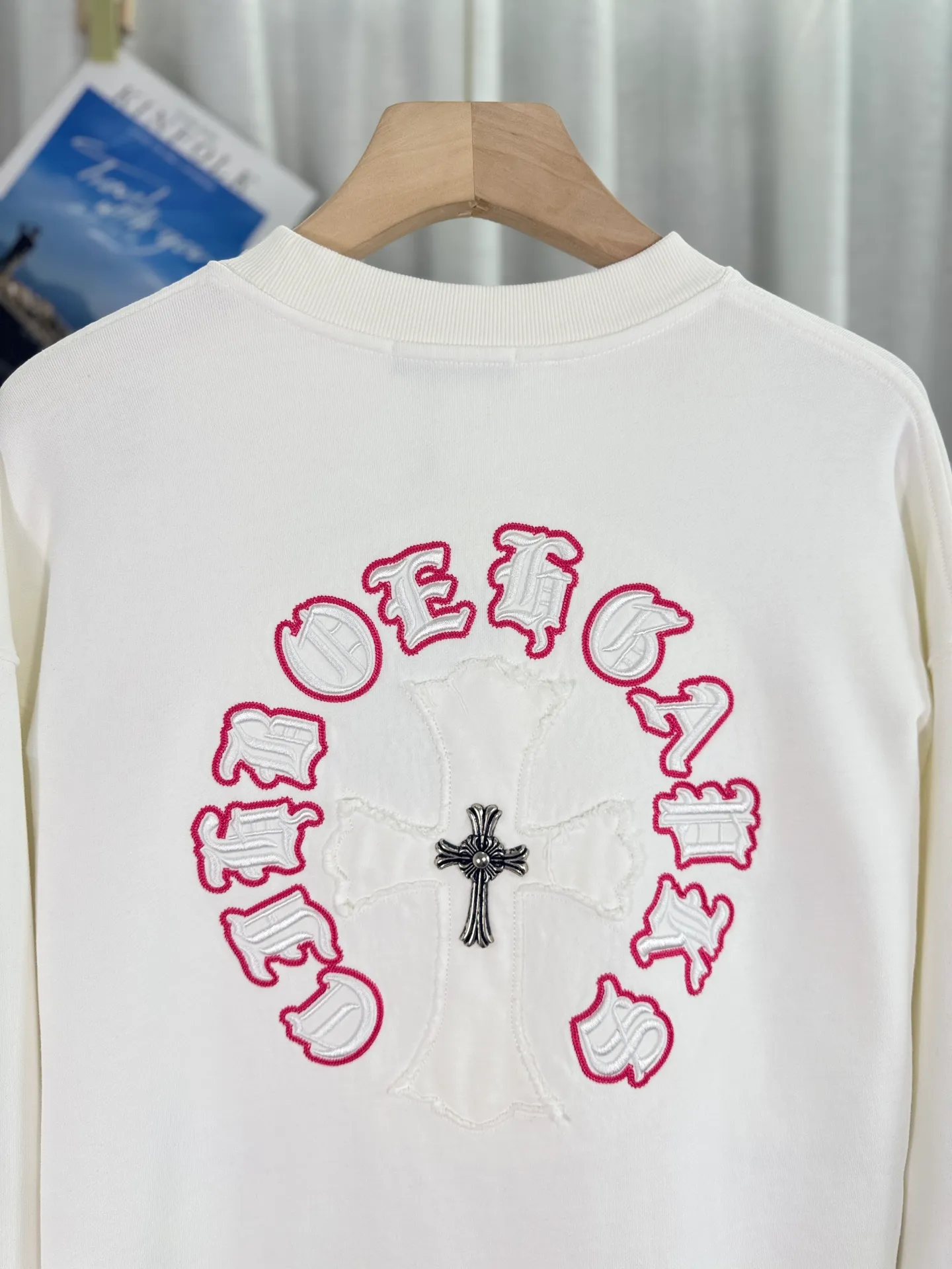 P260 top version, real shot without P, ​​different from market currency) 𝗖𝗵𝗿𝗼𝗺𝗲 𝗛𝗲𝗮𝗿𝘁𝘀/Cro Heart 2025 patch embroidery autumn and winter new original single counter American laser burnt 3D three-dimensional color embroidery couple casual sweatshirt 👑The highest version! Customized fabric 400g tripe terry fabric! American acid-washed and distressed original fabric laser burnt ✟appliqué embroidery and exquisite embroidery of letters! The best-selling model in the counter, very comfortable to wear. Accessories: original molded and authenticated collar label➕100% silk wash label. Genuine purchase-grade original hangtag���matching hanging rope➕3D hanging beads➕original packaging bag. Craftsmanship: The original version has consistent wiring! The highest version of the armhole matching technique! Color: White Black Size: S M L XL Style Number: 25-312
